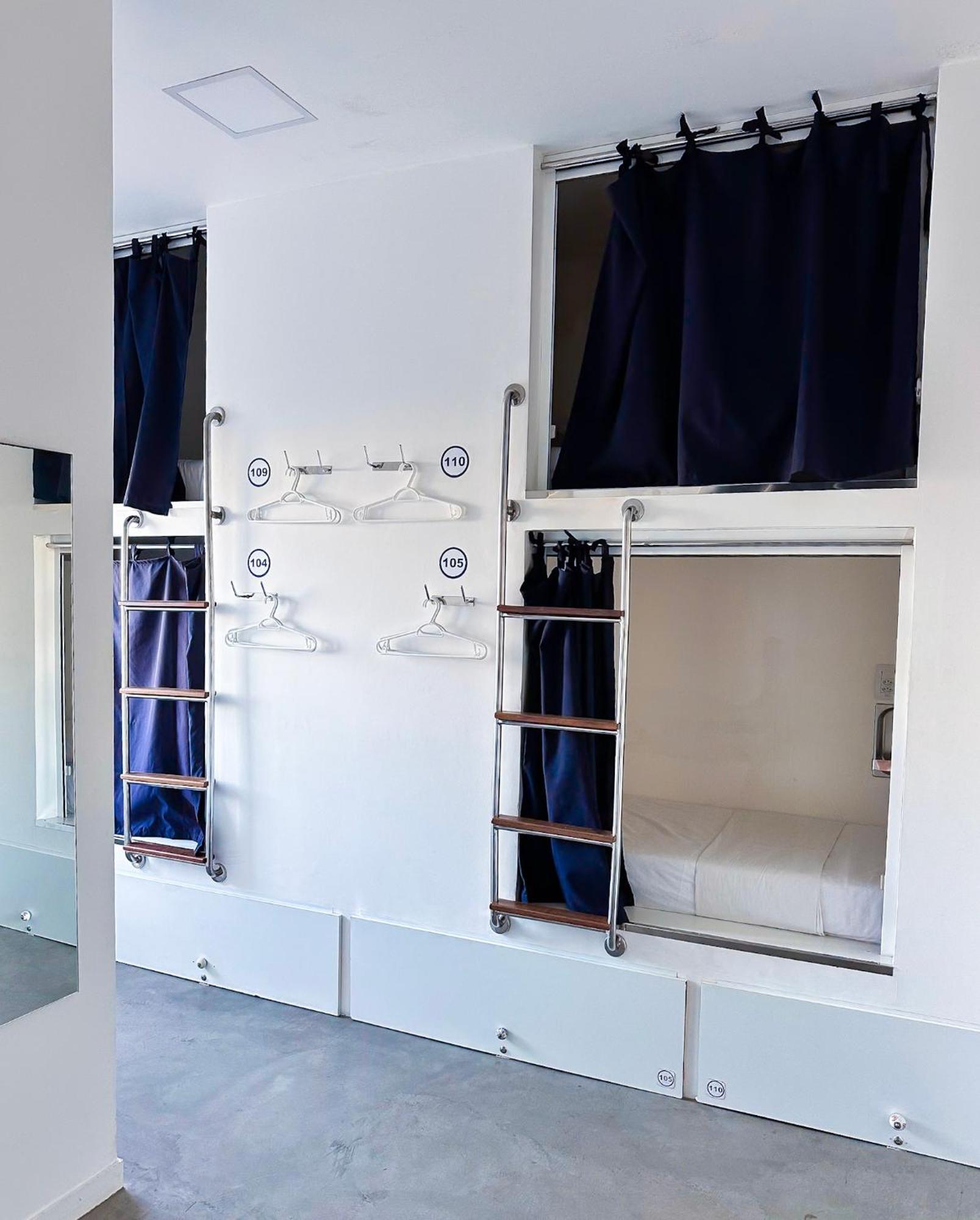 Lit dans Dortoir pour Femmes de 10 Lits